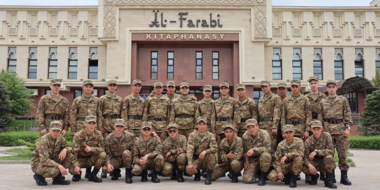 Шымкентте әскери қызметшілер Ұлттық кітап күні аясында кітапханаға барды