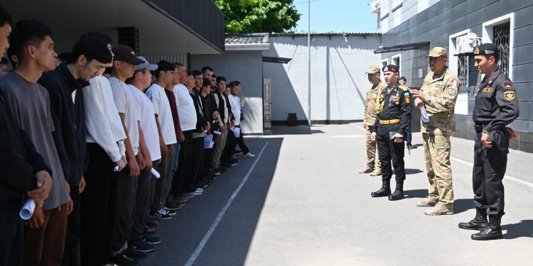 Шымкентте запастағы сарбаз әскерге шақырылушылармен кездесті
