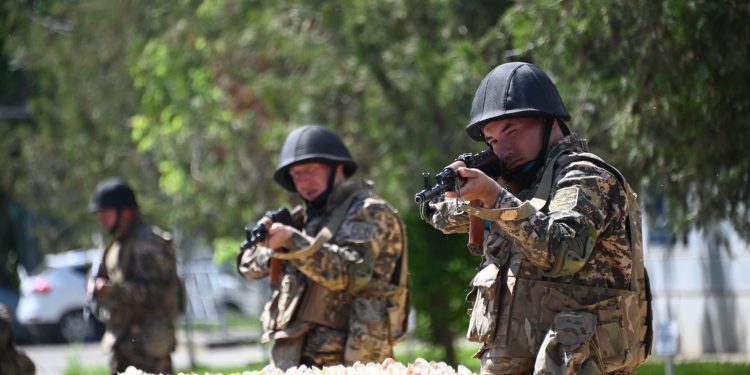Шымкенттегі әскери міндеттілер жиында төтенше жағдайындағы іс-қимылдарын пысықтады