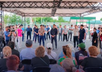 ШЫМКЕНТ: ҚАЛА ӘКІМІ АБАЙ АУДАНЫНЫҢ ТҰРҒЫНДАРЫМЕН КЕЗДЕСІП, ӨЗЕКТІ МӘСЕЛЕЛЕРДІ ТАЛҚЫЛАДЫ