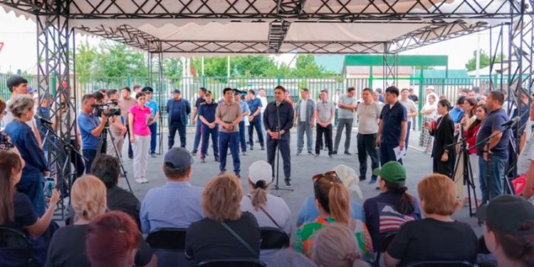 ШЫМКЕНТ: ҚАЛА ӘКІМІ АБАЙ АУДАНЫНЫҢ ТҰРҒЫНДАРЫМЕН КЕЗДЕСІП, ӨЗЕКТІ МӘСЕЛЕЛЕРДІ ТАЛҚЫЛАДЫ