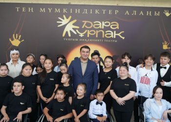 ТҮРКІСТАН ОБЛЫСЫНЫҢ ӘКІМІ «ДАРА ҰРПАҚ» ИНКЛЮЗИВТІ ТЕАТРЫНЫҢ ҰЖЫМЫМЕН КЕЗДЕСТІ