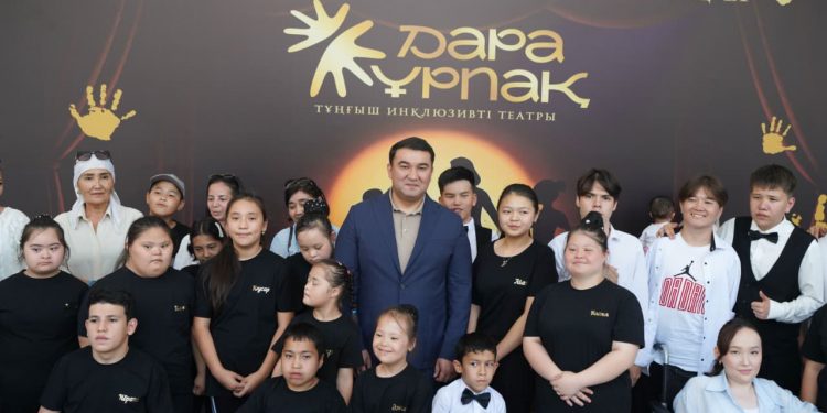 ТҮРКІСТАН ОБЛЫСЫНЫҢ ӘКІМІ «ДАРА ҰРПАҚ» ИНКЛЮЗИВТІ ТЕАТРЫНЫҢ ҰЖЫМЫМЕН КЕЗДЕСТІ