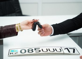 Шымкентте құжат пен мемлекеттік нөмірді үйге жеткізу қызметі іске қосылды