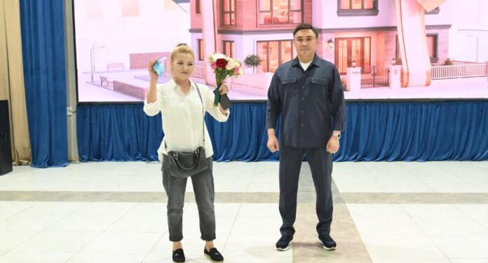 Шымкентте әлеуметтік баспана беру жалғасып, 40 отбасы жаңа пәтерге ие болды