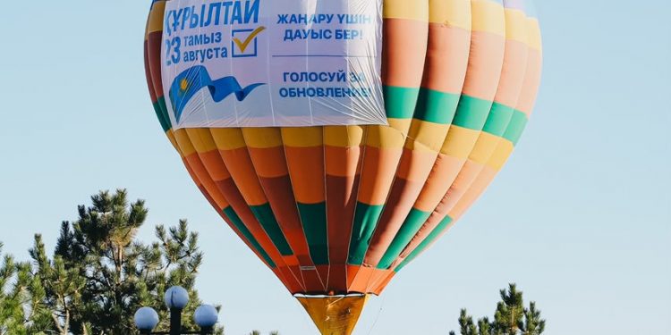 Шымкент тұрғындары дауыс беруге әуе шарымен ұшып келді!
