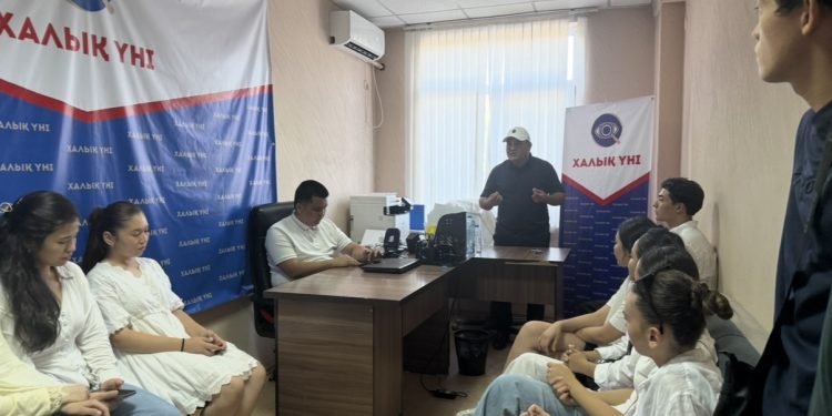 «Халық үні» фронтмендері өңірлерде байқаушыларды оқыту жұмыстарын жүргізді