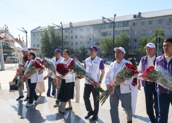 КАНДИДАТЫ «ӘДІЛЕТ» НАЧАЛИ ПОЕЗДКУ В ОБЛАСТЬ АБАЙ С ПОСЕЩЕНИЯ ПАМЯТНИКА ПОЭТУ