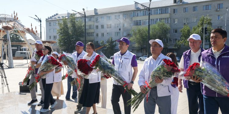 КАНДИДАТЫ «ӘДІЛЕТ» НАЧАЛИ ПОЕЗДКУ В ОБЛАСТЬ АБАЙ С ПОСЕЩЕНИЯ ПАМЯТНИКА ПОЭТУ