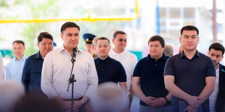 ШЫМКЕНТ: ҚАЛА ӘКІМІ ЕҢБЕКШІ АУДАНЫНЫҢ ТҰРҒЫНДАРЫМЕН КӨШПЕЛІ КЕЗДЕСУ ӨТКІЗДІ