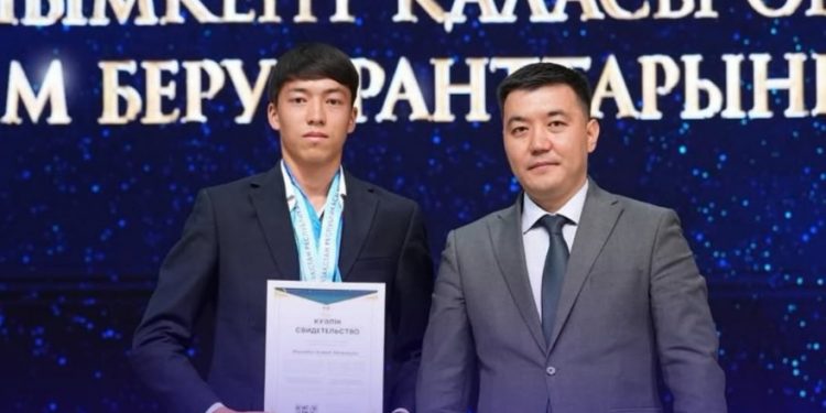 Шымкентте Жәнібеков университетінің 91 студенті қала әкімінің грантына ие болды