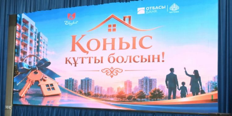 Шымкентте тағы 40 отбасы жаңа пәтерлердің кілтін алды