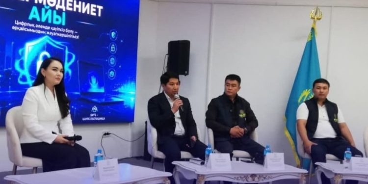 Шымкентте жастарға интернеттегі қауіпсіздік ережелері түсіндірілуде